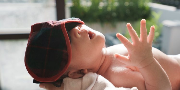 Untuk New Moms, Begini Cara dan Waktu yang Tepat Menjemur Bayi