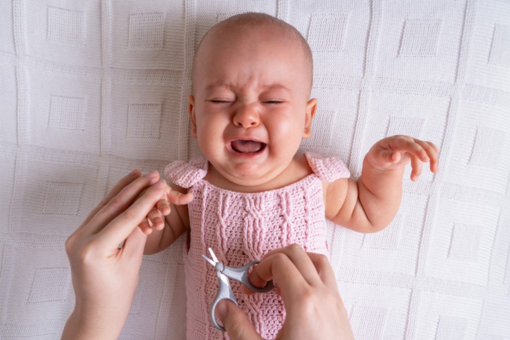 Bagaimana jika jari bayi terluka saat memotong kuku?